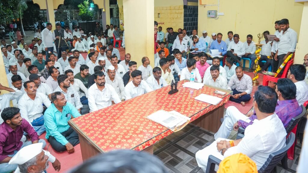 लोकप्रतिनिधी जनतेत अन् प्रशासन गावात; आ.अभिजीत पाटलांच्या अभियानाला जनतेचा दमदार प्रतिसाद; आमदार अभिजीत पाटील आलेगाव येथे मुक्कामी राहून नागरिकांच्या अडचणी सोडविल्या