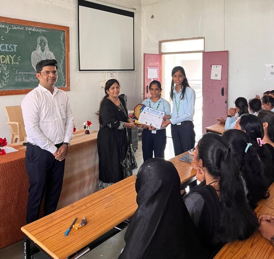 कर्मयोगी इन्स्टिट्यूट ऑफ फार्मसीमध्ये जागतिक फार्मासिस्ट दिन उत्साहात साजरापोस्टर सादरीकरण स्पर्धेत विद्यार्थ्यांचा उत्स्फूर्त सहभाग; विजेत्यांचा पारितोषिक वितरणाने गौरव